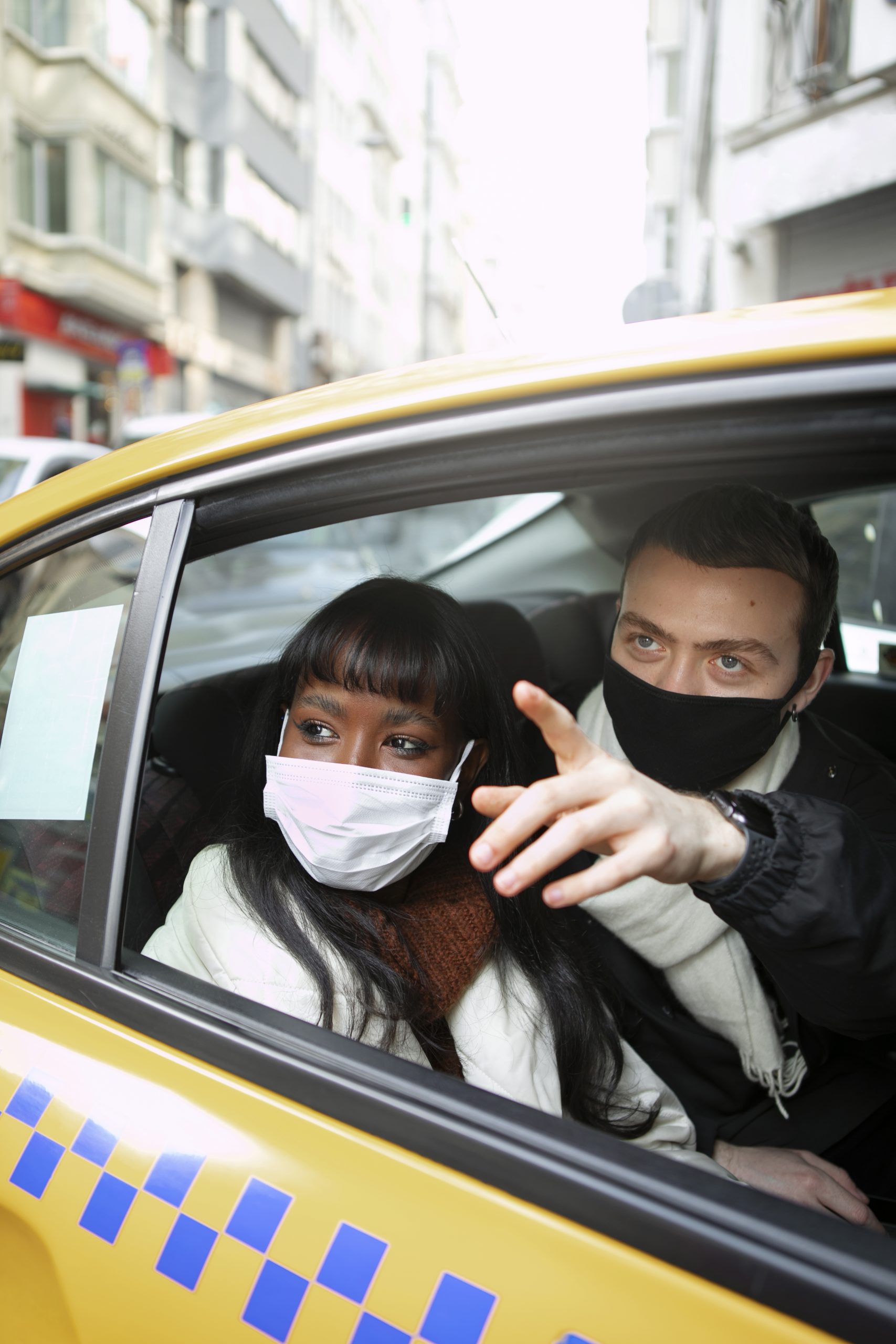 male-female-tourists-taxi-pointing-something