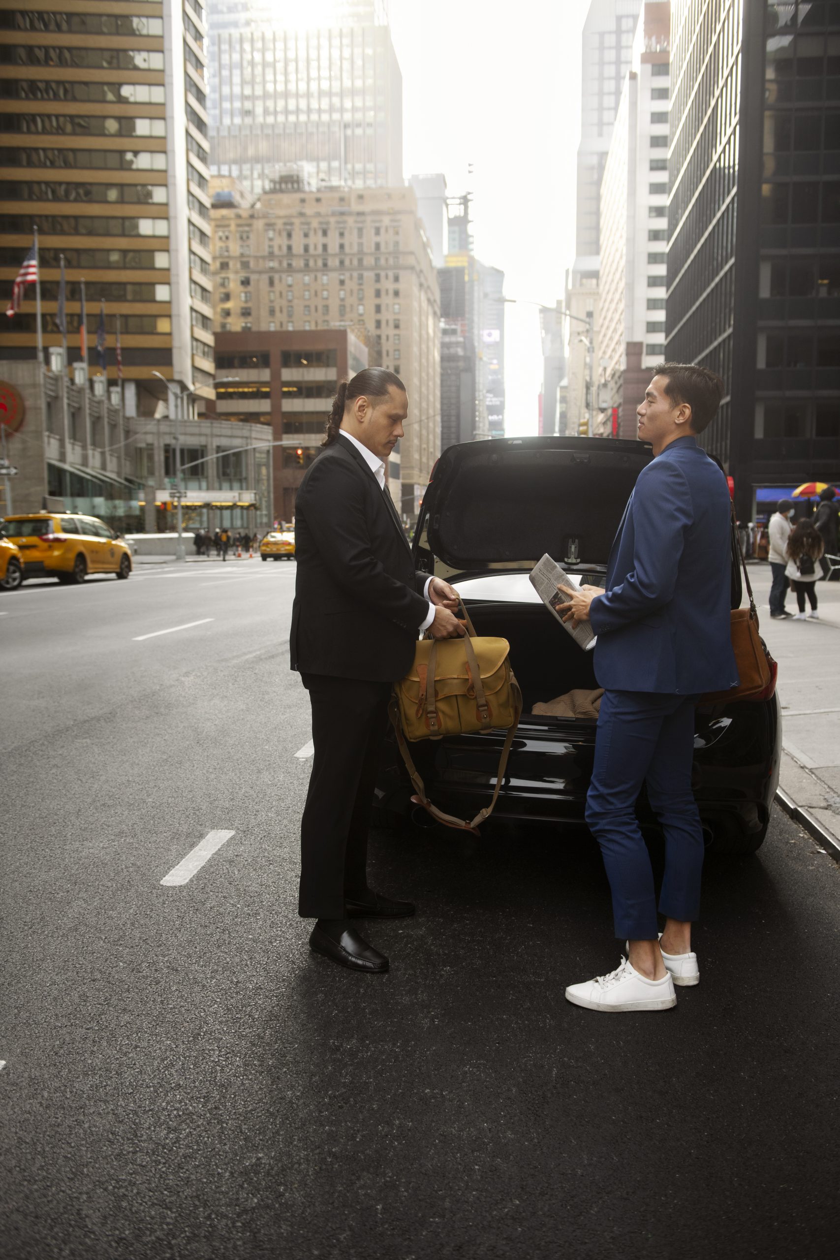 taxi-driver-getting-ready-customer (1)